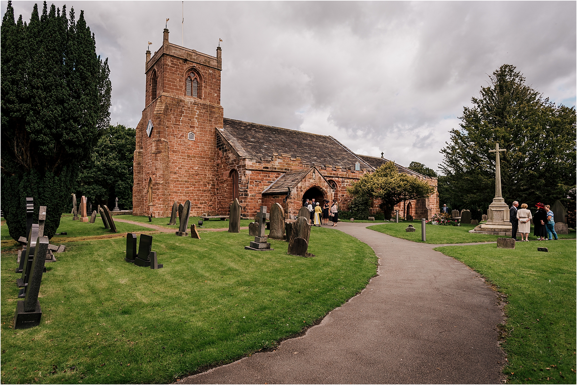 Sara and Mark – Briars Hall Country Wedding