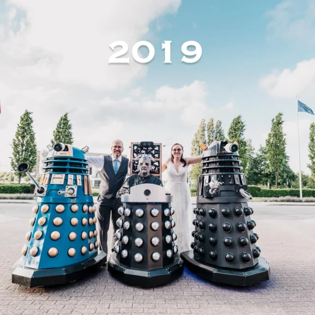 I still can’t get over this one 😄
Back in 2019, and still feels just as fun now as it did then.

You’ve got a wedding day… and then you’ve got Daleks from Doctor Who just casually rolling into the photos like they belong there. And the best part is, it works. It’s not forced, it’s not a gimmick — it’s just them being themselves and having a laugh with it.

This is the kind of thing I love about weddings. People bringing their own world into it, whatever that looks like. No rules, no trying to fit into what a wedding “should” be. Just… this.

Also slightly wild that this was seven years ago now.

#sarahglynnphotography 
#starwars
#liverpool
#comiccon