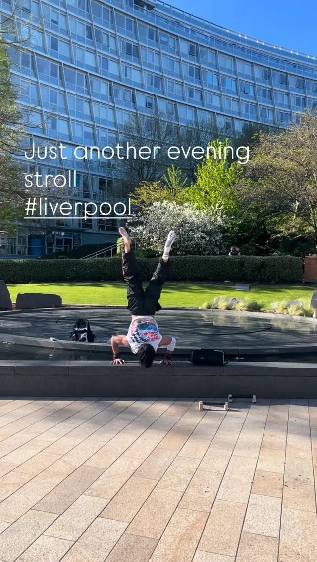🙌

Liverpool never misses ✨
An evening stroll turned into pure inspiration — catching someone effortlessly holding themselves up mid-air, powering through push-ups and dance moves like gravity doesn’t exist. The confidence, the energy, the vibe… unreal.

This city has a way of surprising you when you least expect it — every street feels alive, every moment a little bit magical. Feeling constantly inspired here 💫

#LiverpoolLife #CityInspiration #StreetMoments #sarahglynnphotography